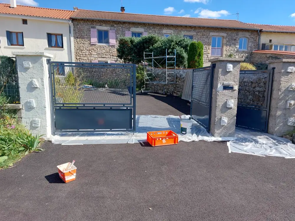 Cour et façade avec bâches de protection et pots